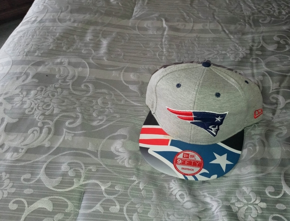 NFL and NBA snapbacks pre-owned still in good cond - Picture 14 of 16